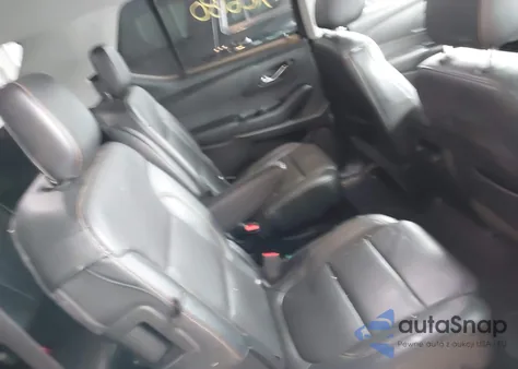 2018 Chevrolet Traverse Premier z USA, uszkodzony, nr VIN 1GNEVJKW1JJ215615